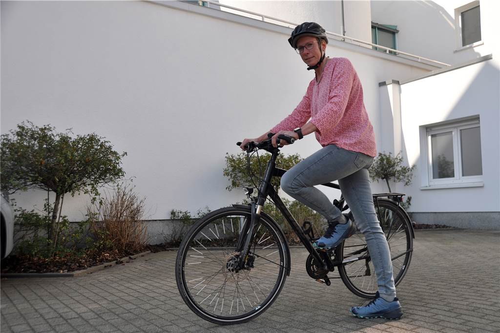 Fahrradpendlerin zwischen Lünen und Selm: „Kleidung ist entscheidend“ Ohne Helm würde Iris Ehrke nicht mit dem Rad fahren. Nicht nur, weil der schützt, sondern auch, weil er mit zusätzlichen Reflexionsstreifen und Licht für bessere Sichtbarkeit sorgt.