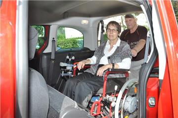 Ohne Hilfe käme Silvia Focke nicht im Rollstuhl in ihr Auto geschweige denn Treppen rauf und runter.