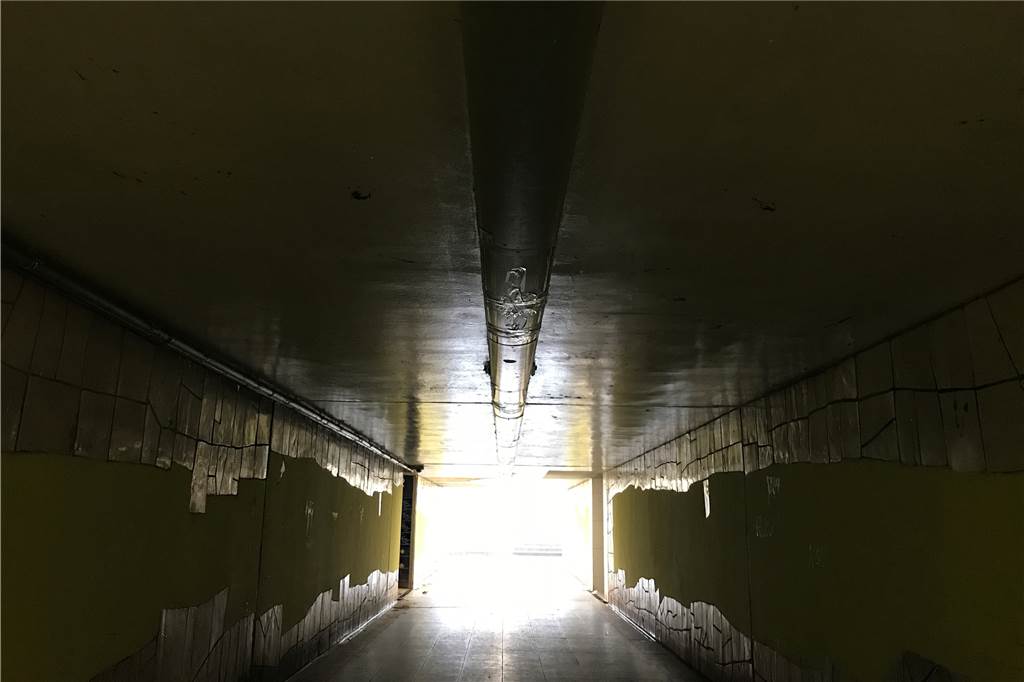 Pendlerin klagt über erneut dunklen Bahnhofstunnel: „Ein Angstraum“ Ohne Licht unter der Decke ist der Tunnel für Passanten und Pendler ein Angstraum.