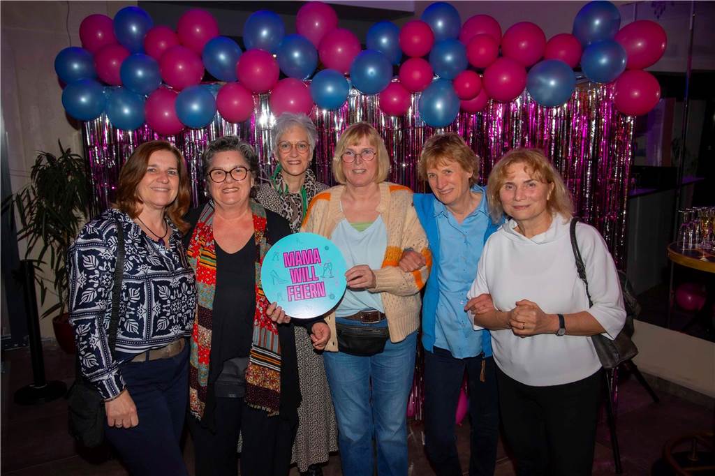 Ohne Partner und Kinder lässt es sich gut feiern - das bewiesen viele Frauen in der Halterner Stadtmühle.