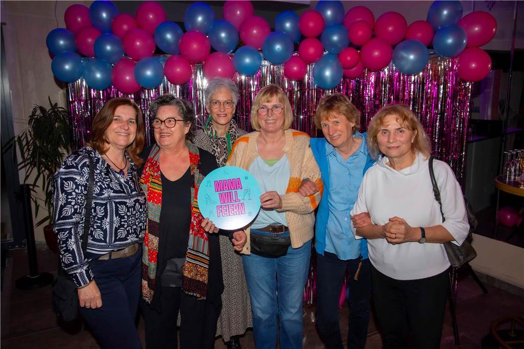 Ohne Partner und Kinder lässt es sich gut feiern - das bewiesen viele Frauen in der Halterner Stadtmühle.
