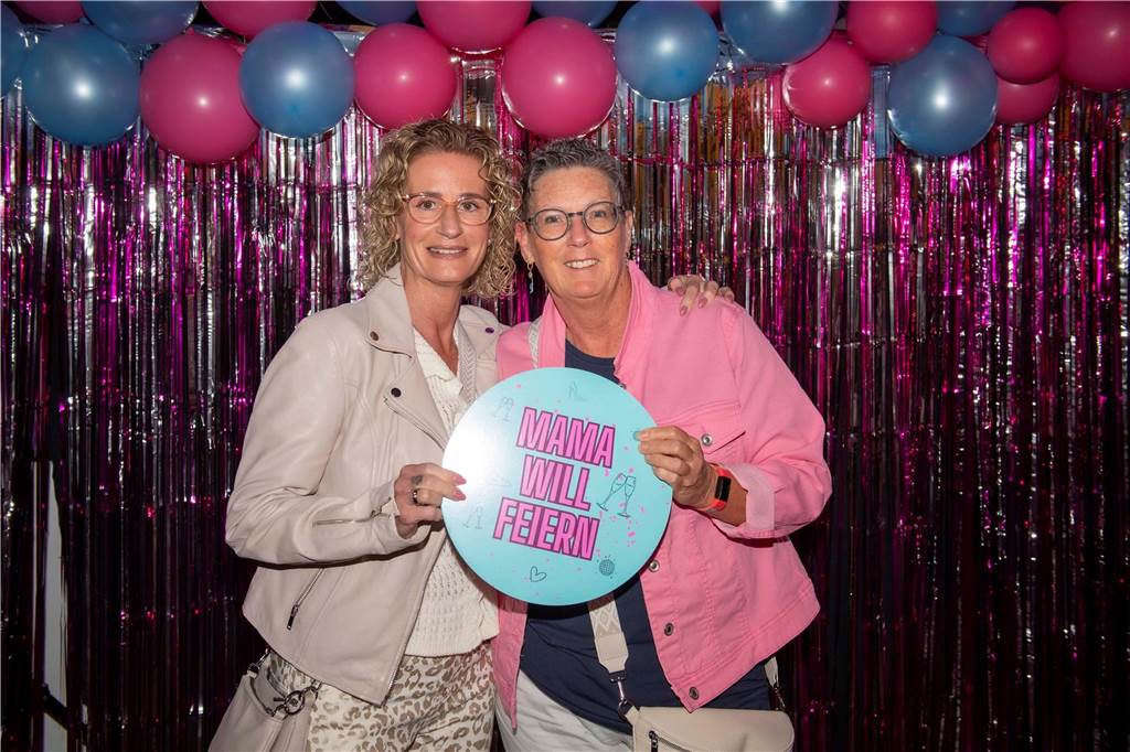 Ohne Partner und Kinder lässt es sich gut feiern - das bewiesen viele Frauen in der Halterner Stadtmühle.