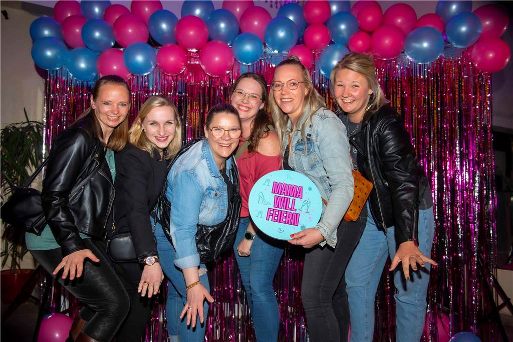 Ohne Partner und Kinder lässt es sich gut feiern - das bewiesen viele Frauen in der Halterner Stadtmühle.
