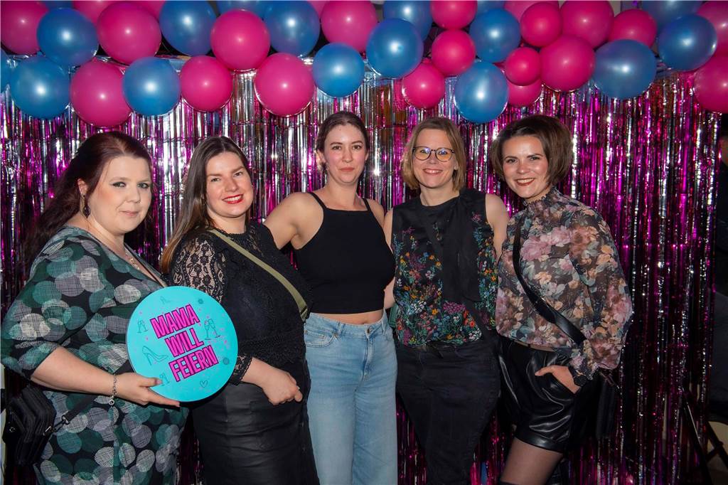 Ohne Partner und Kinder lässt es sich gut feiern - das bewiesen viele Frauen in der Halterner Stadtmühle.