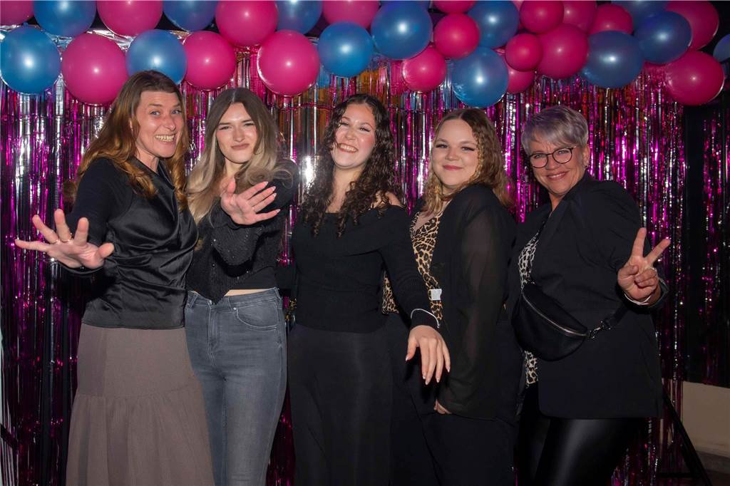 Ohne Partner und Kinder lässt es sich gut feiern - das bewiesen viele Frauen in der Halterner Stadtmühle.