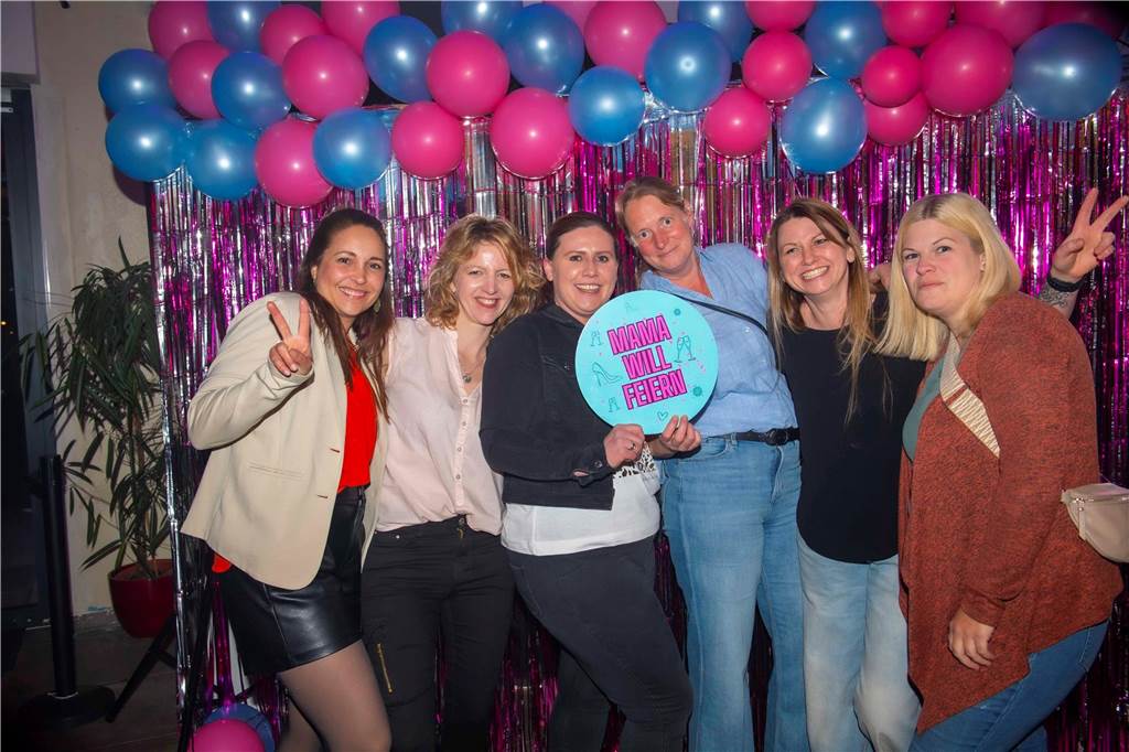 Ohne Partner und Kinder lässt es sich gut feiern - das bewiesen viele Frauen in der Halterner Stadtmühle.