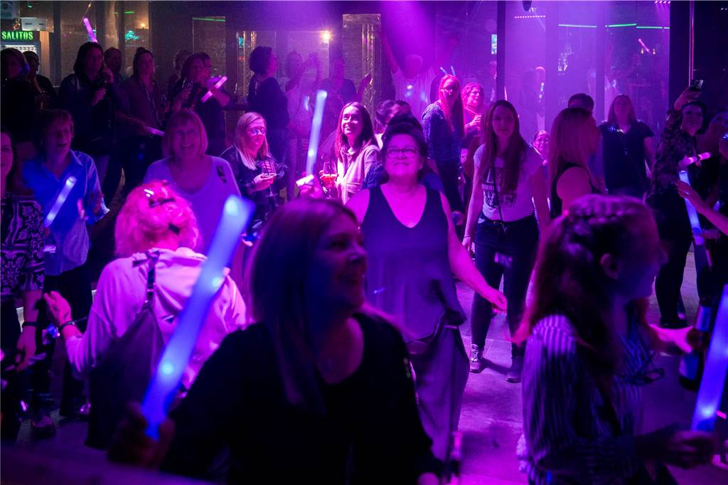 Ohne Partner und Kinder lässt es sich gut feiern - das bewiesen viele Frauen in der Halterner Stadtmühle.