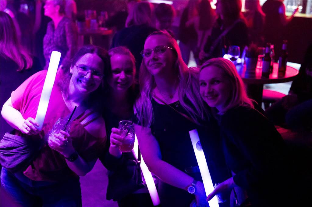 Ohne Partner und Kinder lässt es sich gut feiern - das bewiesen viele Frauen in der Halterner Stadtmühle.