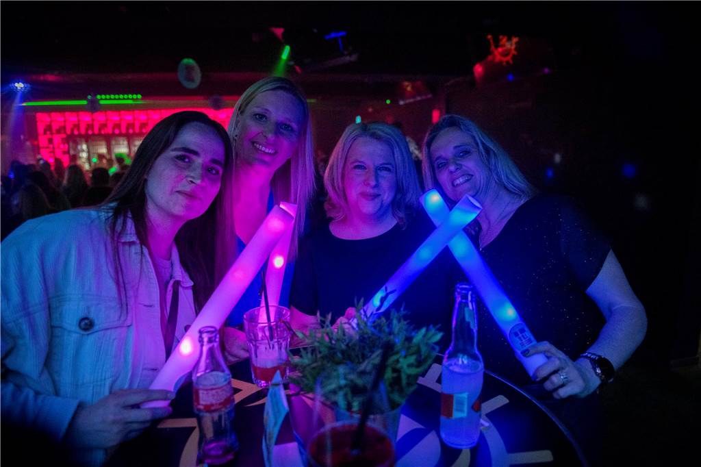 Ohne Partner und Kinder lässt es sich gut feiern - das bewiesen viele Frauen in der Halterner Stadtmühle.