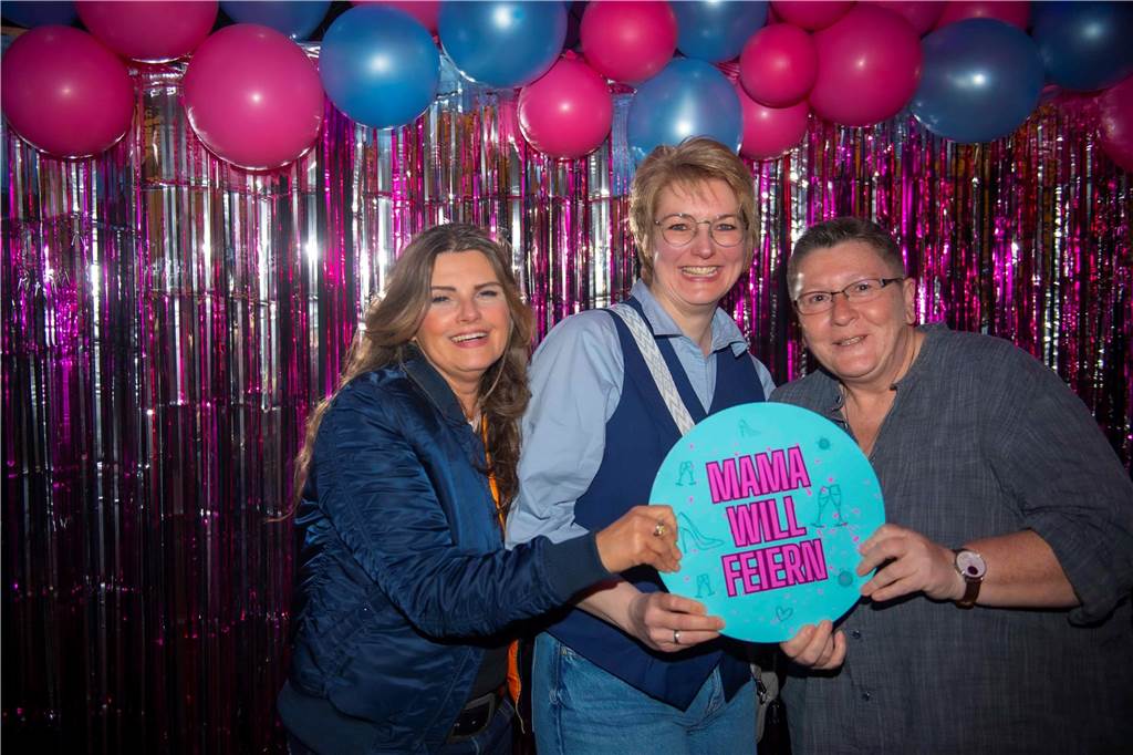 Ohne Partner und Kinder lässt es sich gut feiern - das bewiesen viele Frauen in der Halterner Stadtmühle.