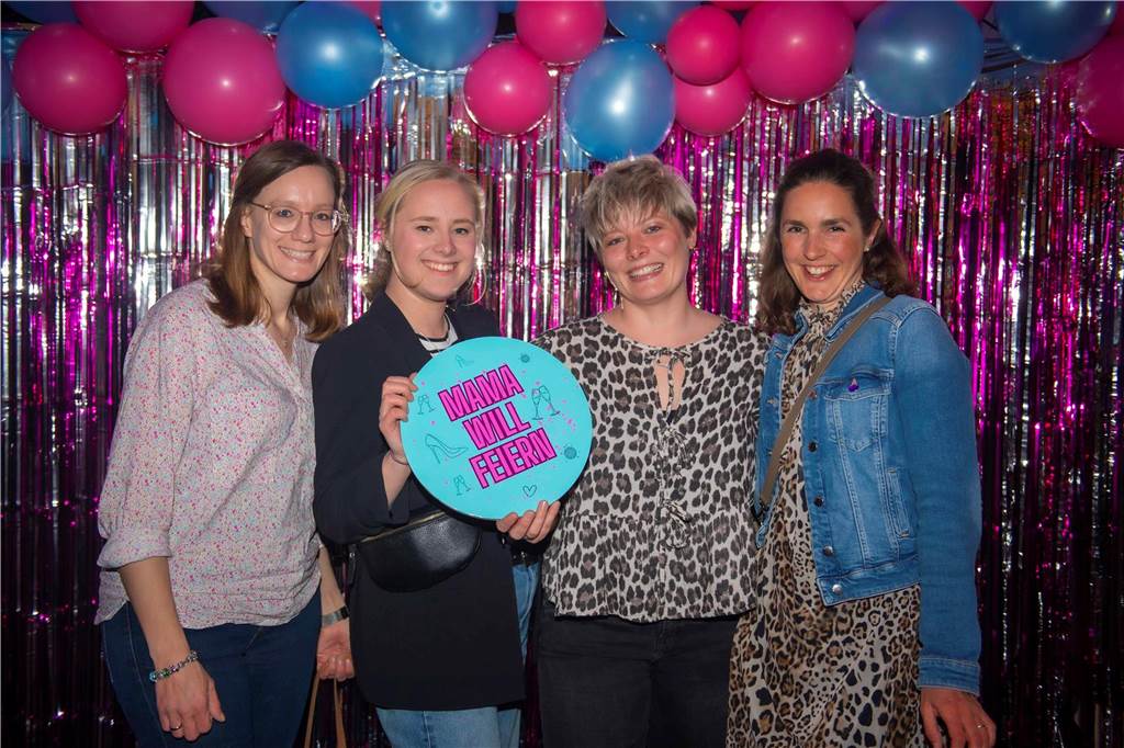 Ohne Partner und Kinder lässt es sich gut feiern - das bewiesen viele Frauen in der Halterner Stadtmühle.