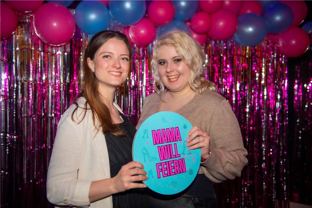 Ohne Partner und Kinder lässt es sich gut feiern - das bewiesen viele Frauen in der Halterner Stadtmühle.