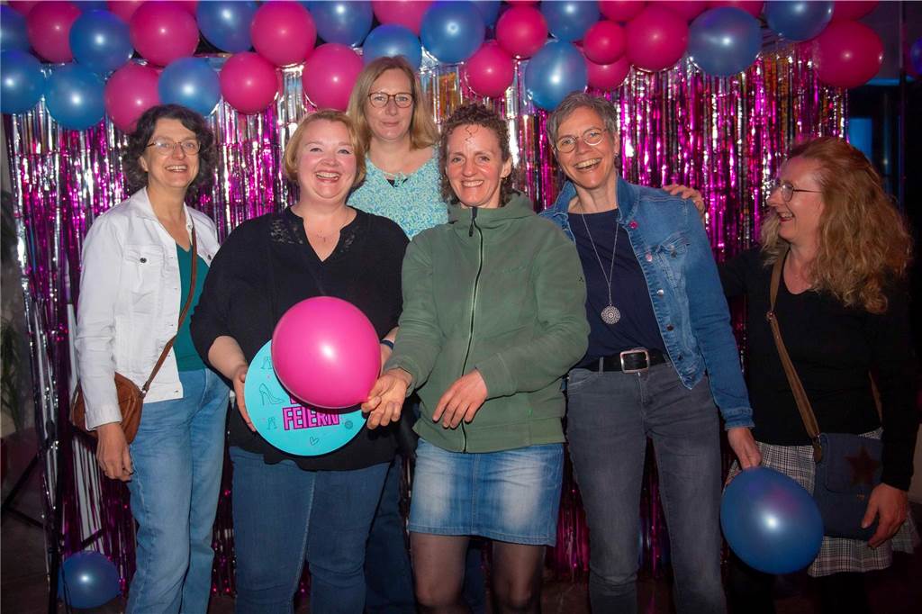 Ohne Partner und Kinder lässt es sich gut feiern - das bewiesen viele Frauen in der Halterner Stadtmühle.