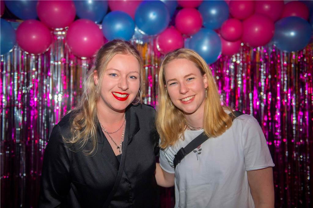 Ohne Partner und Kinder lässt es sich gut feiern - das bewiesen viele Frauen in der Halterner Stadtmühle.