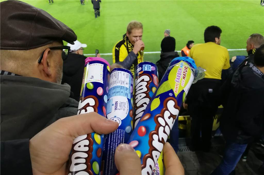 So einfach ist es, Bengalos in den Signal-Iduna-Park zu schmuggeln Ohne Problem konnten wir die Bengalo-Attrappen ins Stadion schmuggeln.