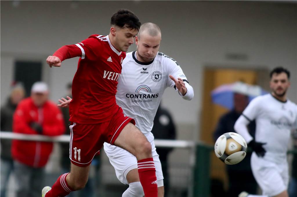 Weihnachtsfeier: Dortmunder Fußballer lässt sich für 250 Euro vom Trainer Glatze schneiden Ohne seine blonde Haarpracht nun unterwegs: David Kampa (r.) von Westfalia Wickede.