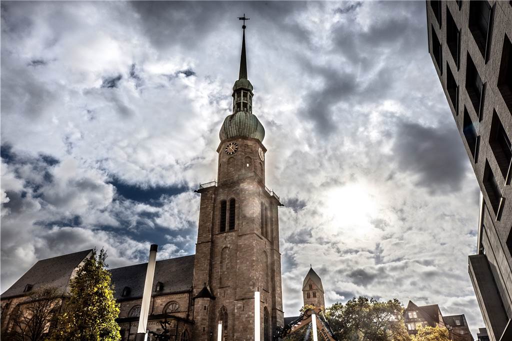 Ohne Vergrößerungsmittel war die Sonnenfinsternis in der Dortmunder City kaum zu erkennen, wenn, dann nur durch diffuses Licht. Erst wenn man mit der Kamera heranzoomte...