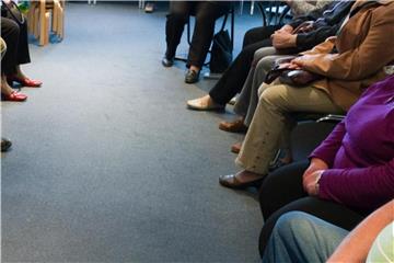 Ohne Wartezeit klappt es fast nie. Doch mit Termin, sollten Patienten nach 15 Minuten bei der Sprechstundenhilfe nachfragen. Foto: Patrick Pleul