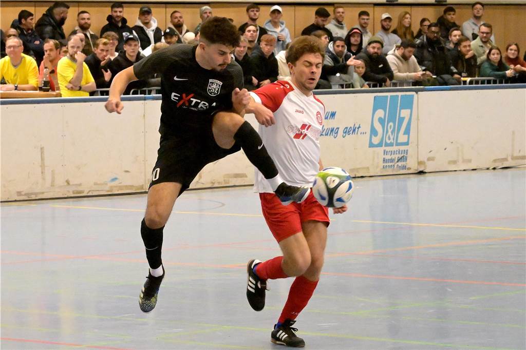 Turniersieg mit einem Wermutstropfen Okan Saritas im Zweikampf mit einem Spieler des BV Lünen.