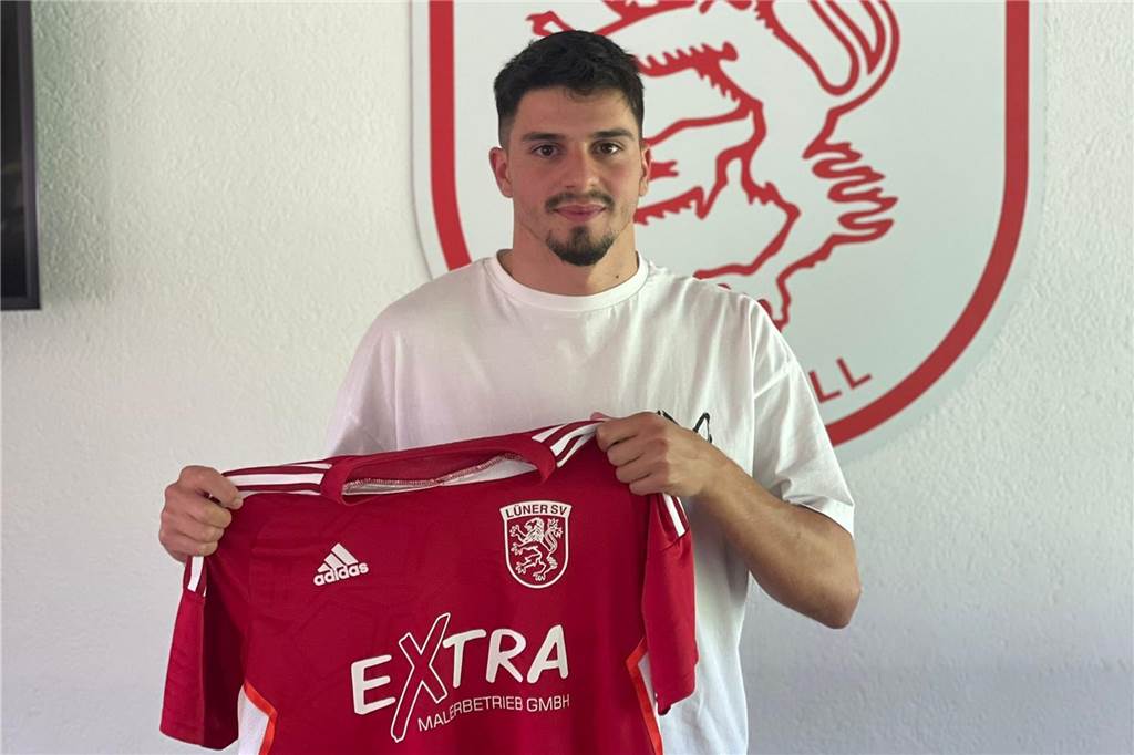 Lüner-SV-Neuzugang Saritas sieht sich als Bindeglied zwischen Alt und Jung Okan Saritas hält ein Lüner-SV-Trikot in der Hand.