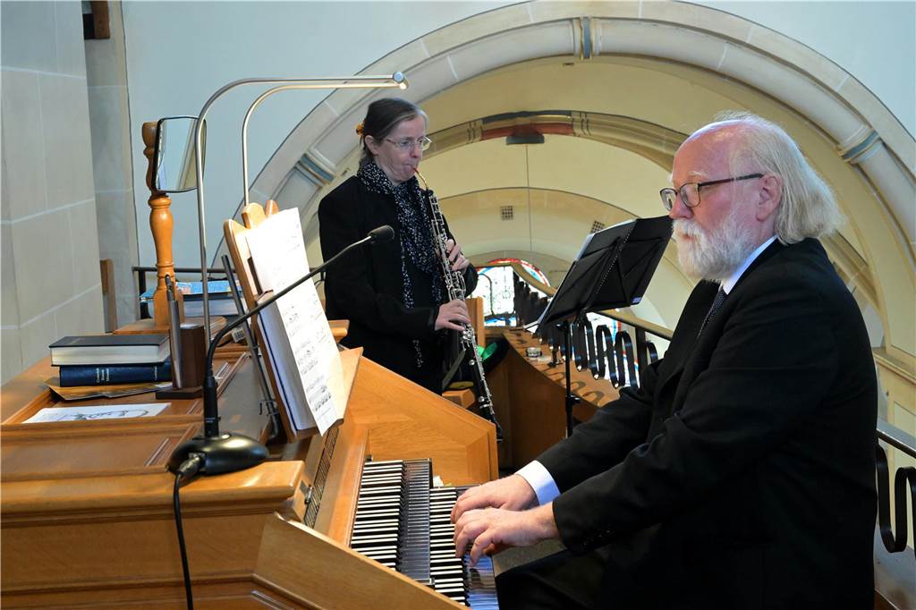 Okka Ley und Rudolf Hermes gaben gemeinsam mit den Sängern und den anderen Instrumentalistinnen ihr Bestes.