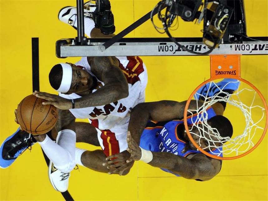 LeBron James am Ziel: NBA-Meister mit Miami Oklahomas Kendrick Perkins (r) versucht LeBron James zu blocken. Foto: Larry W. Smith