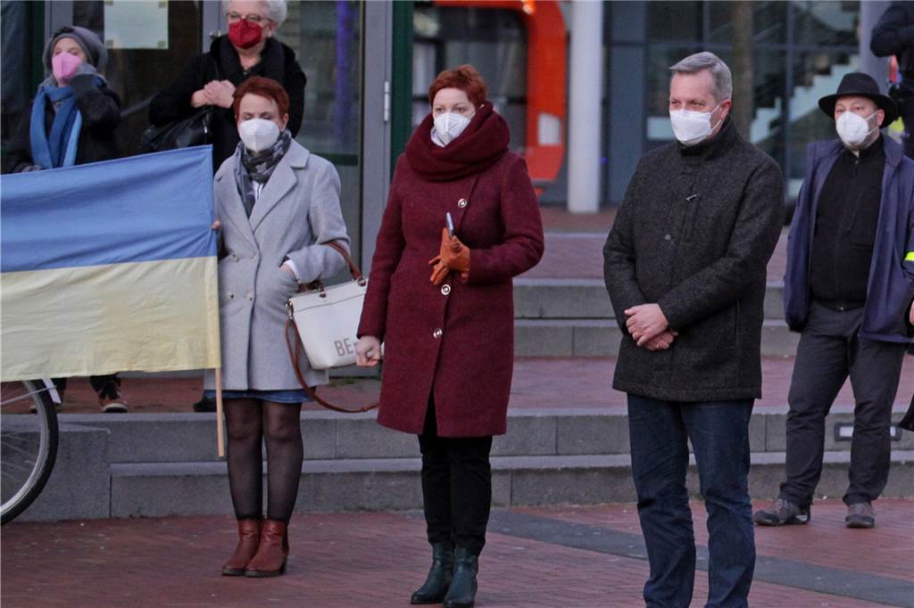 Ukrainerin bei Friedensdemo in Lünen: „Bin sehr stolz auf unser Volk“ Oksana Vogel (M.) bei der Mahnwache am Sonntag vor dem Rathaus.