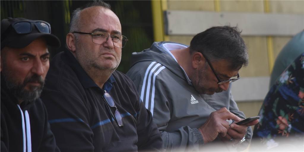 Schock für den TSC Kamen: Oktay Sönmez hört als Vereins-Boss auf - Klub braucht neuen Vorstand Oktay Sönmez (M.) wird den Platz als Vorsitzender des TSC Kamen räumen.
