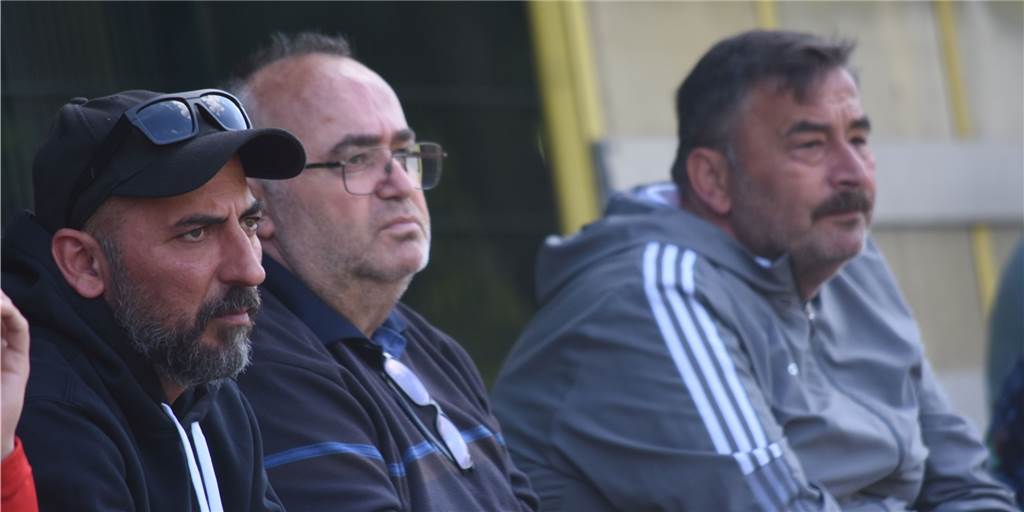 TSC-Chef Sönmez vermeidet Zoff: Abstimmung zweier Lager verhindert - neuer Vorstand in Planung Oktay Sönmez (Mitte) stellt sich nicht noch einmal zur Wahl zum ersten Vorsitzenden des TSC Kamen.