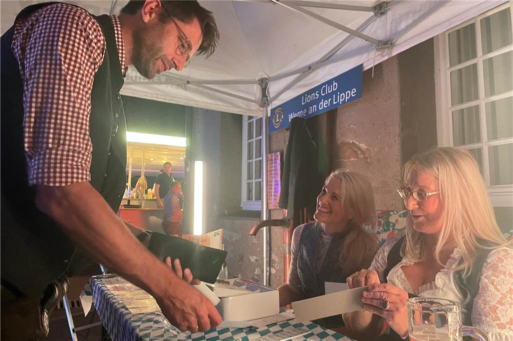 Voller Klostergarten beim Oktoberfest in Werne Oktoberfest in Werne