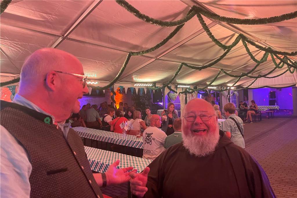 Voller Klostergarten beim Oktoberfest in Werne Oktoberfest in Werne