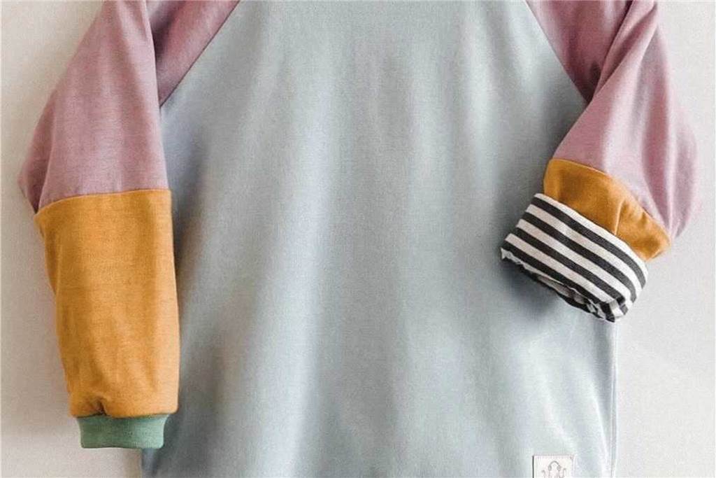 Ahauserin will mit Oktopulli Kinderkleidung bieten, die über Jahre hält Oktopulli produziert Kinderkleidung, die über mehrere Jahre mitwächst. Das Label will so ein Statement gegen die sogenannte Fast-Fashion setzen. Die Pullover des Labels kosten zwar rund 50 Euro, sollen aber vier normale Kleidungskäufe ersetzen.