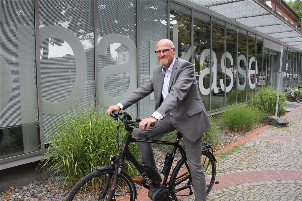 Es geht nicht ohne Verzicht: So wollen Halterner Energie sparen Olaf Bücher, Vorstand der Stadtsparkasse Haltern, nimmt wie sein Vorstandskollege Helmut Kanther auch berufliche Termine gerne mit dem Fahrrad wahr.