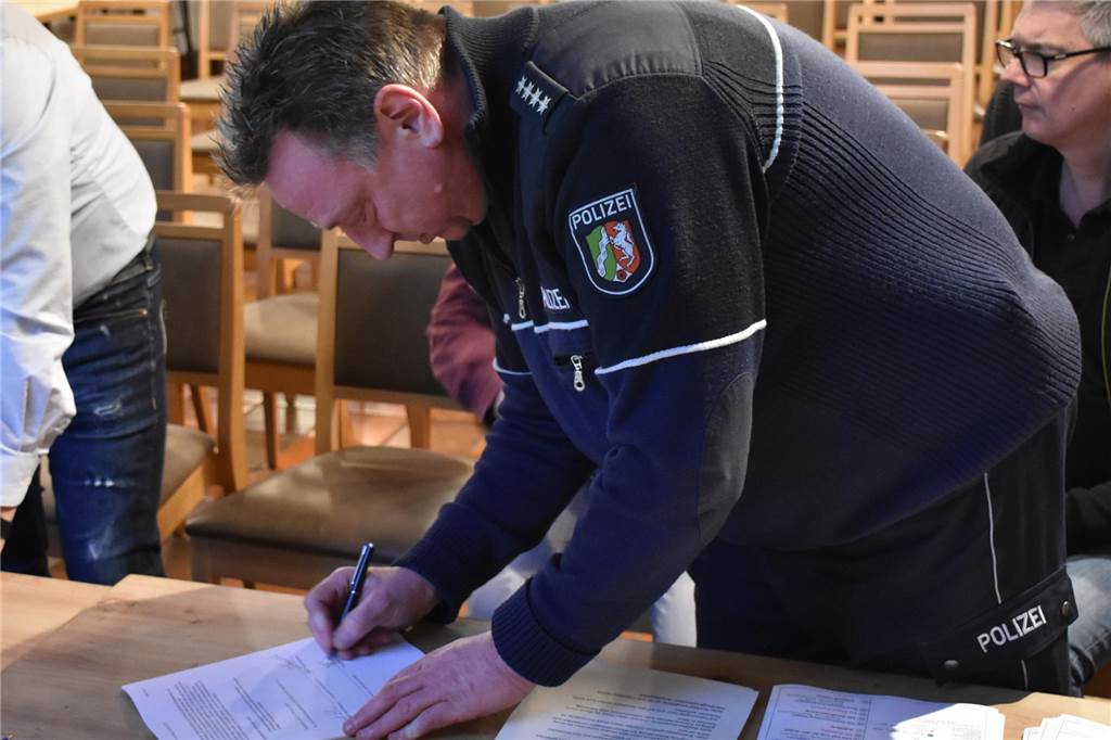 Tolle Tage brauchen Planung: Verantwortliche besprachen Sicherheit Olaf Jürgens bei der Unterschrift