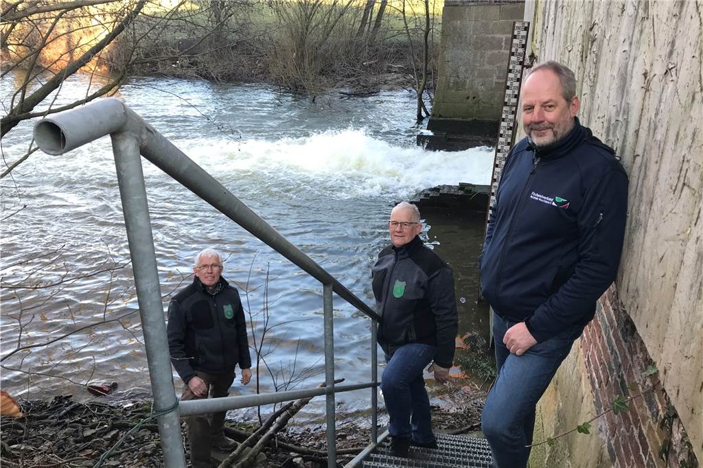 Angler-Frust: Probleme am Stauwehr Düstermühle noch nicht beseitigt Olaf Niepagenkemper vom Fischereiverband NRW, Andreas Terwey und Willi Hölscher vom ASV Legden am Stauwehr an der Düstermühle (v.r.).