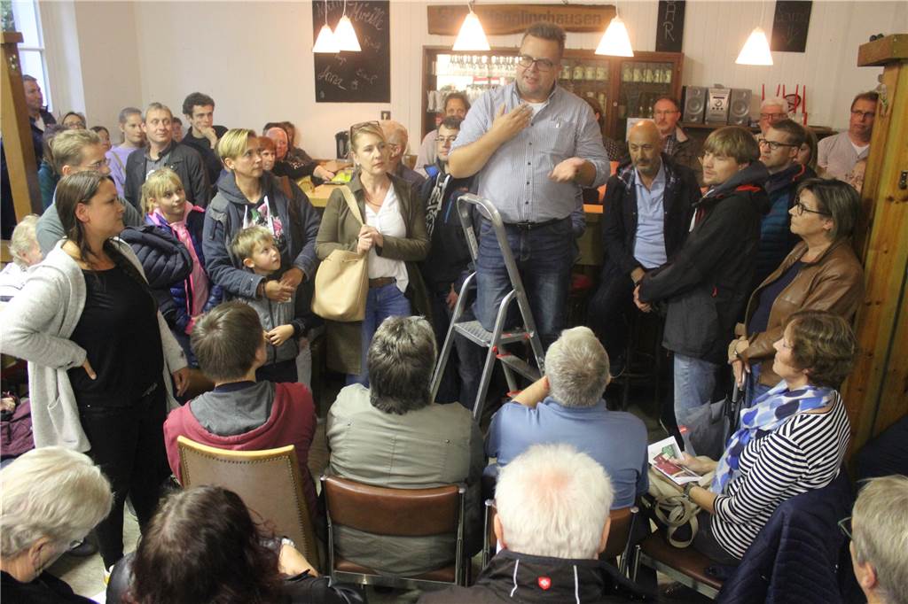 Dieses Bauvorhaben wirft viele Fragen und Sorgen bei Anwohnern auf Olaf Radtke (mittig) und Mireille Schauer (links) von der SPD trugen die Fragen der Anwohner zusammen.