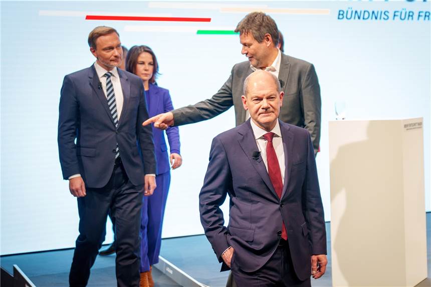Alle Ministerposten vergeben: So sieht die neue Regierung aus Olaf Scholz (2.vr), SPD-Kanzlerkandidat und geschäftsführender Bundesminister der Finanzen, Annalena Baerbock (2.vl), Bundesvorsitzende von Bündnis 90/Die Grünen, Robert Habeck (r), Bundesvorsitzender von Bündnis 90/Die Grünen, und Christian Lindner, Fraktionsvorsitzender und Parteivorsitzender der FDP