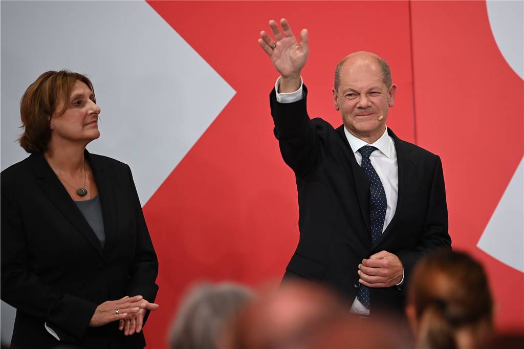Bundestagswahl: Laschet in der Kritik, Grüne und FDP in Sondierungen - wird Habeck Vizekanzler? Olaf Scholz, Finanzminister und SPD-Kanzlerkandidat, winkt neben seiner Frau Britta Ernst während der Wahlparty im Willy-Brandt-Haus.