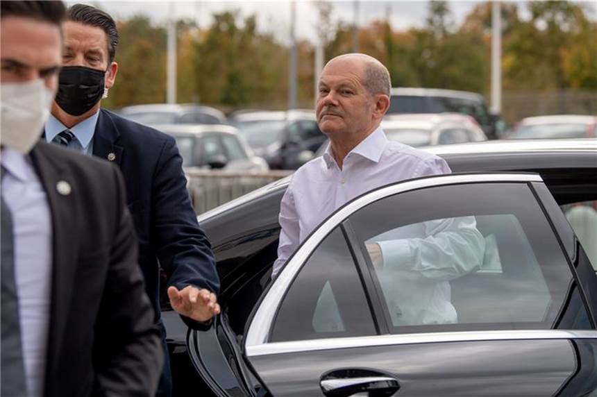 Ampel-Parteien starten Verhandlungen über konkrete Regierungspläne Olaf Scholz (SPD), Kanzlerkandidat und Bundesfinanzminister, kommt zu dem Tagungsort für die Koalitionsverhandlungen.