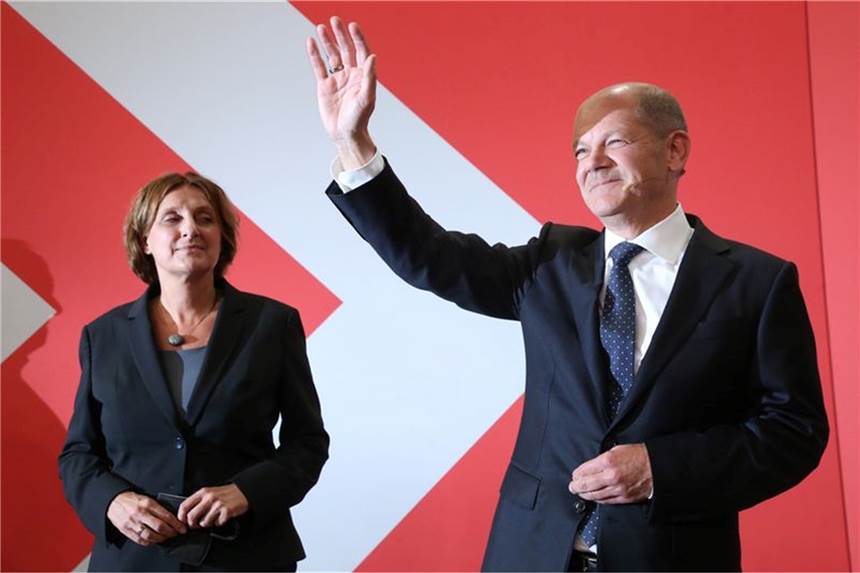 Alle Stimmen ausgezählt: SPD gewinnt Bundestagswahl vor der Union Olaf Scholz (SPD) winkt neben seiner Frau Britta Ernst während der Wahlparty im Willy-Brandt-Haus.