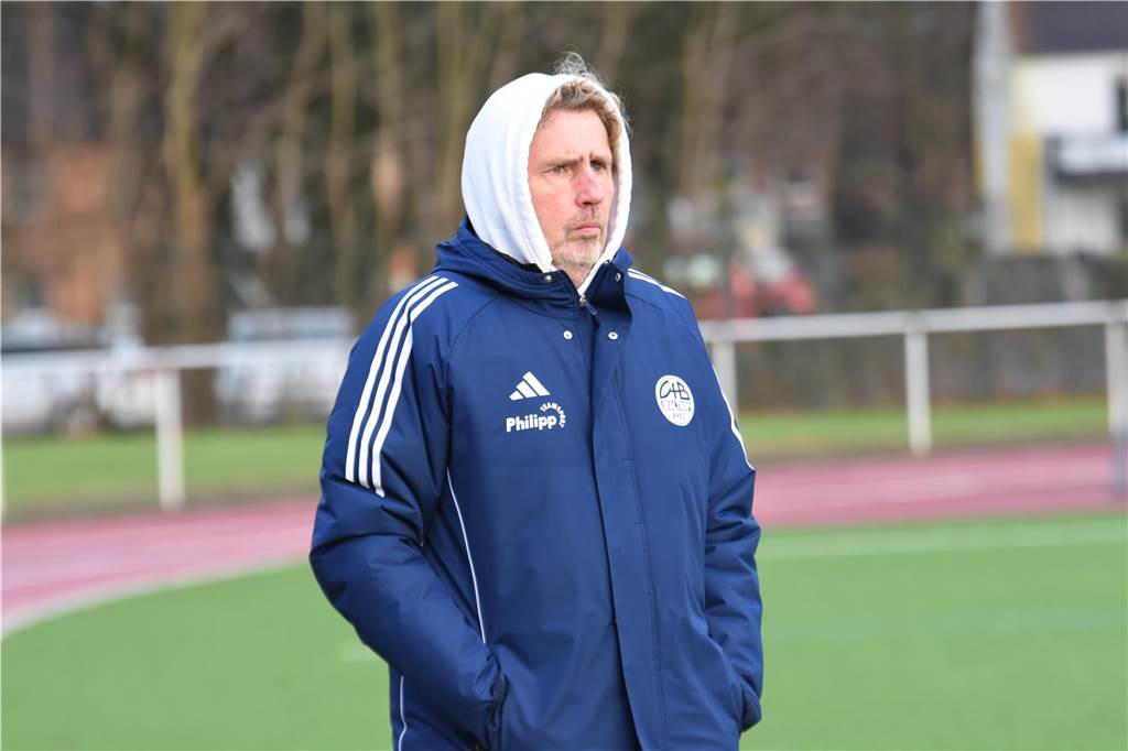 Olaf Senking in einer Jacke des VfB Waltrop