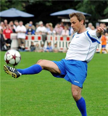Olaf Thon war schon beim letzten Benefiz-Auftritt der Schalker Traditionself im Jahr 2009 zu Gast auf der Anlage des SV Hardt. Samstag wird er das Team mit den S04-Legenden an der Seitenlinie betreuen.