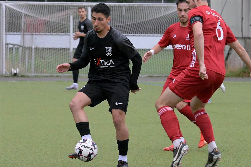 Lüner SV fertigt SV Brackel ab Olcay Yilmaz nimmt den Ball an.