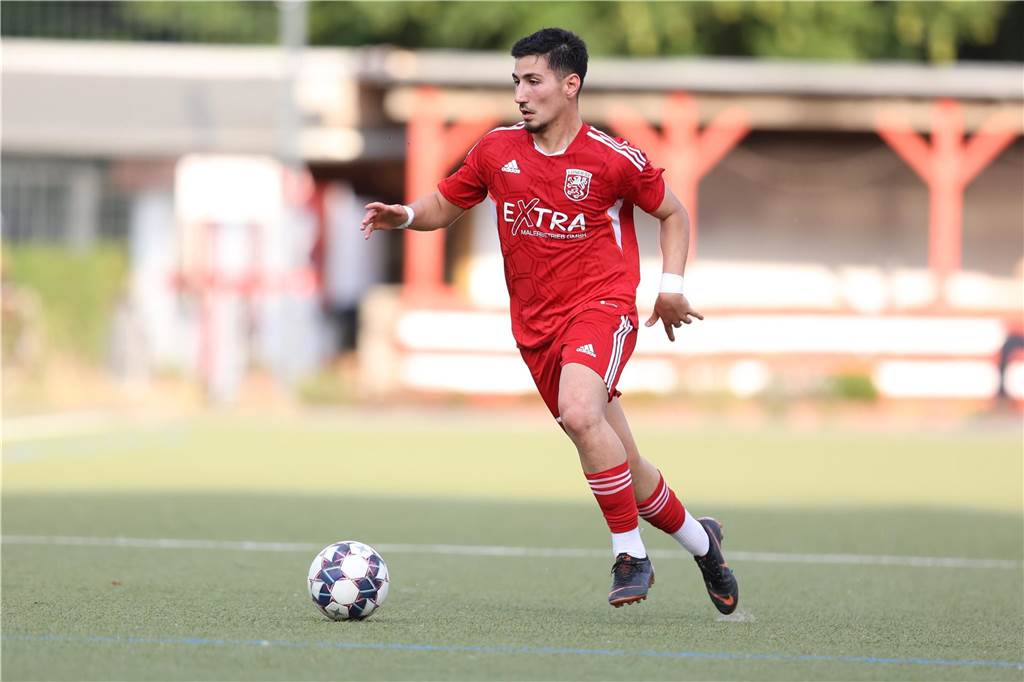 Der Lüner SV im großen Kadercheck Olcay Yilmaz treibt den Ball über das Feld.