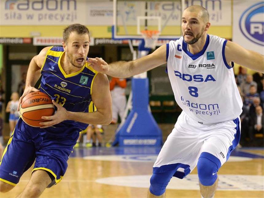 Bayreuth und Oldenburg in Champions League gesetzt Oldenburgs Philipp Schwethelm (l) in Aktion gegen Robert Witka von Rosa Radom. Die EWE Baskets werden wie in der Vorsaison wieder in der Champions League antreten. Foto: Piotr Polak