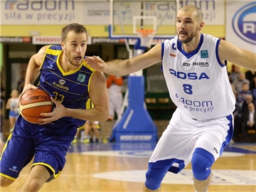 Oldenburgs Philipp Schwethelm (l) in Aktion gegen Robert Witka von Rosa Radom. Die EWE Baskets werden wie in der Vorsaison wieder in der Champions League antreten. Foto: Piotr Polak
