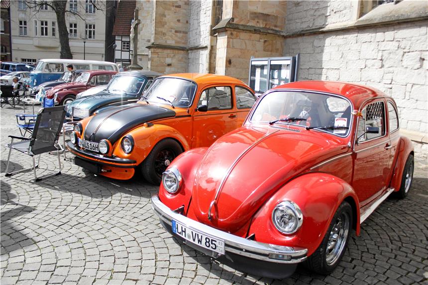 Oldtimer stehen am Sonntag in der prallen Sonne, die auf den Kirchhof scheint: Das erste warme Frühlingswochenende zog die Menschen am Wochenende förmlich in die Innenstadt.