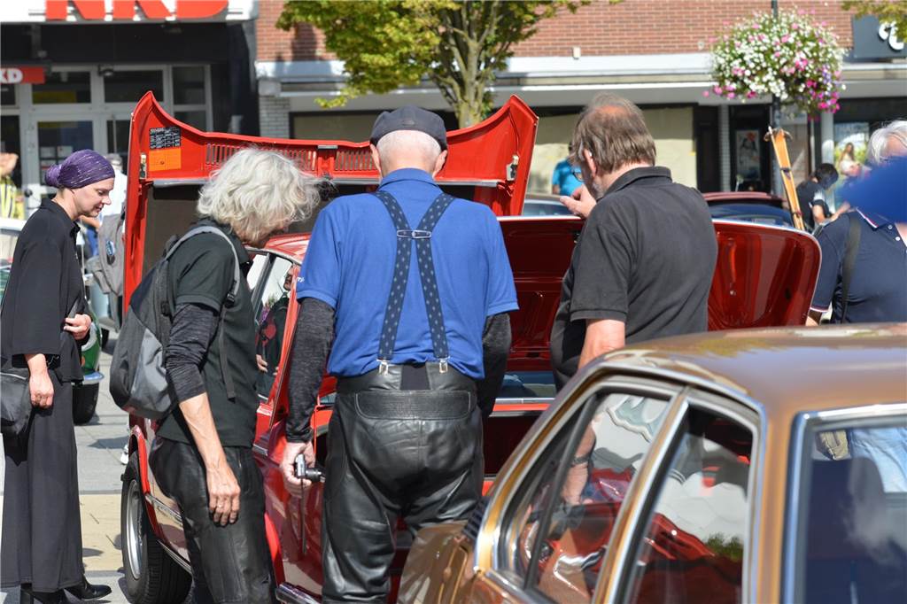Oldtimer und Youngtimer aus dem 20. Jahrhundert kamen auf dem Huckarder Marktplatz am Sonntag (17.09.2023) zusammen. Es war eine hochinteressante Auto-Schau.