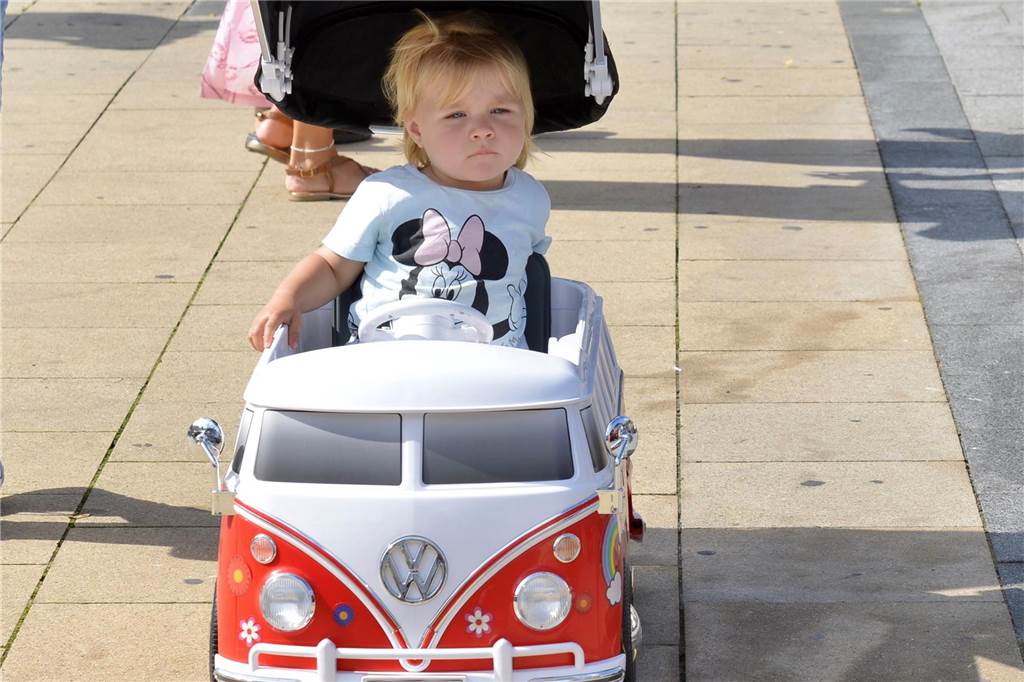 Oldtimer und Youngtimer aus dem 20. Jahrhundert kamen auf dem Huckarder Marktplatz am Sonntag (17.09.2023) zusammen. Es war eine hochinteressante Auto-Schau.