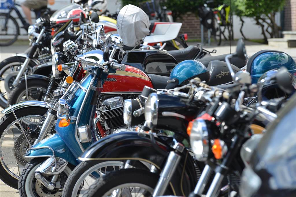 Oldtimer und Youngtimer aus dem 20. Jahrhundert kamen auf dem Huckarder Marktplatz am Sonntag (17.09.2023) zusammen. Es war eine hochinteressante Auto-Schau.